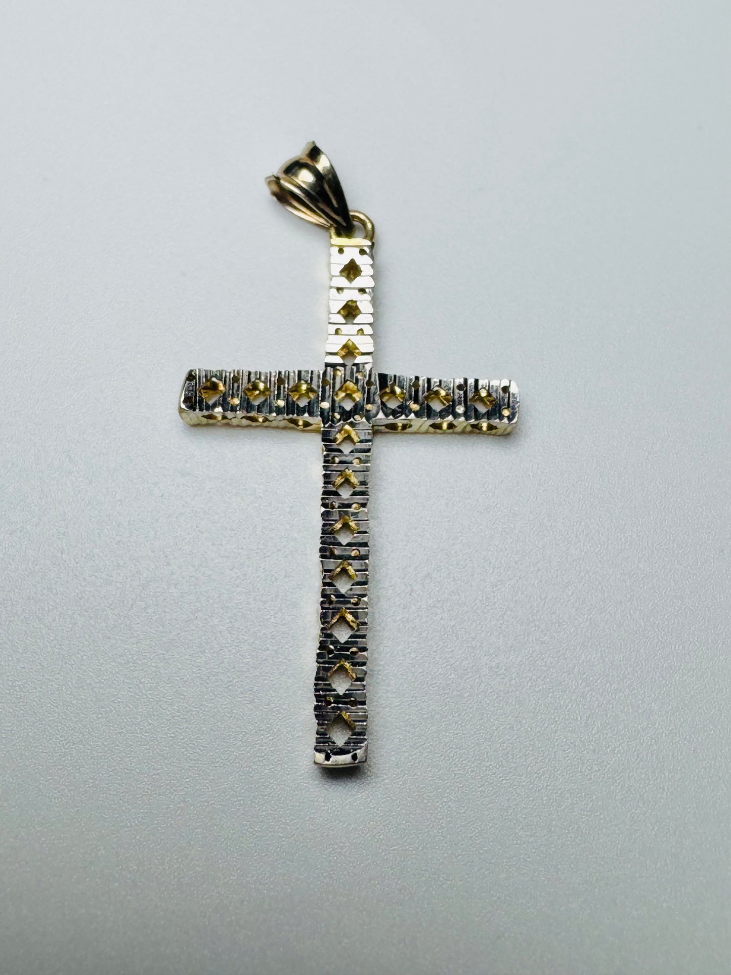 #456 pendentif croix avec losange 2 couleurs en or 10 carats