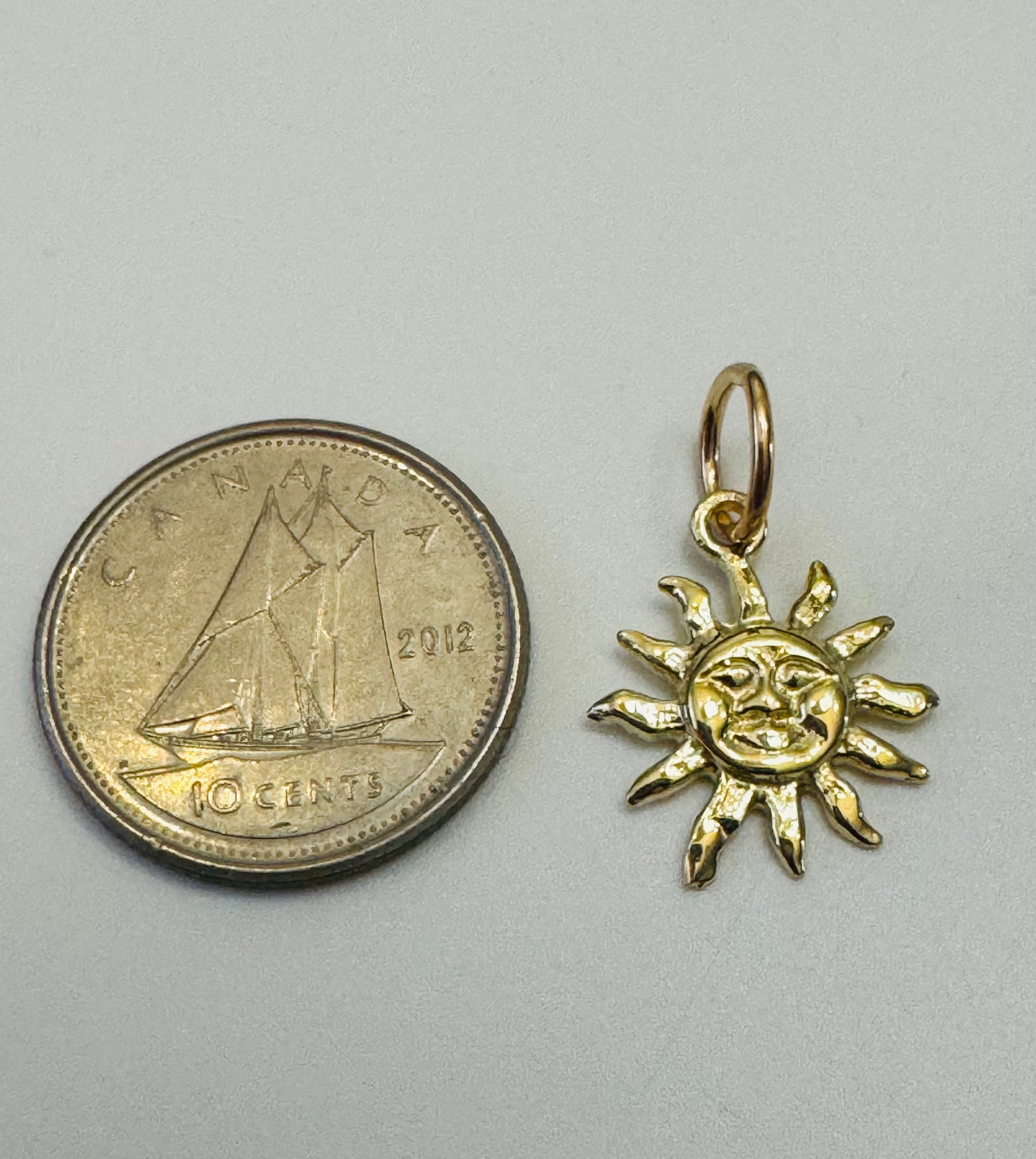 #415 Pendentif soleil en or 10 carats