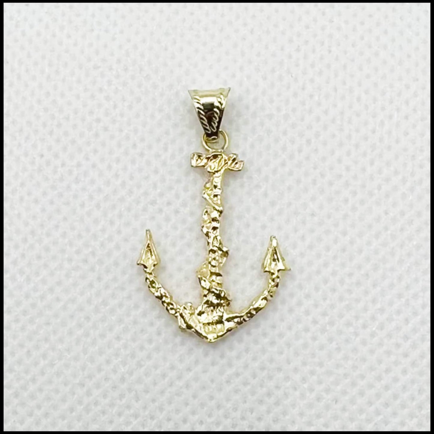 Pendentif ancre de bateau en or